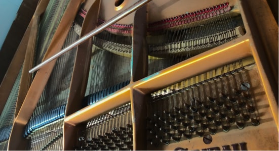 Close up d'un piano.