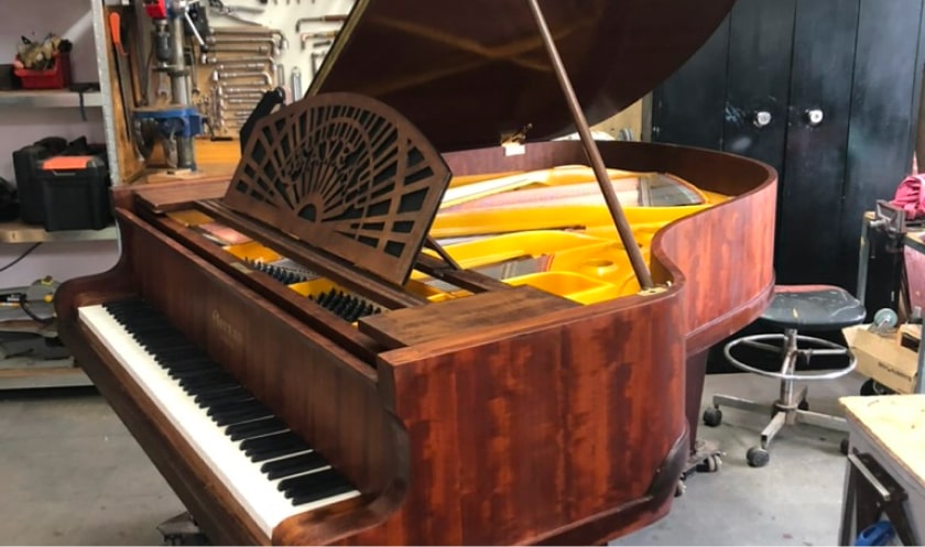 Un piano en bois.