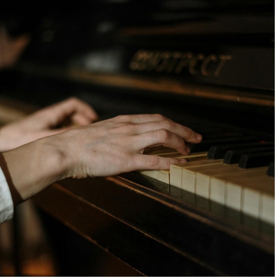 Une personne qui joue du piano.