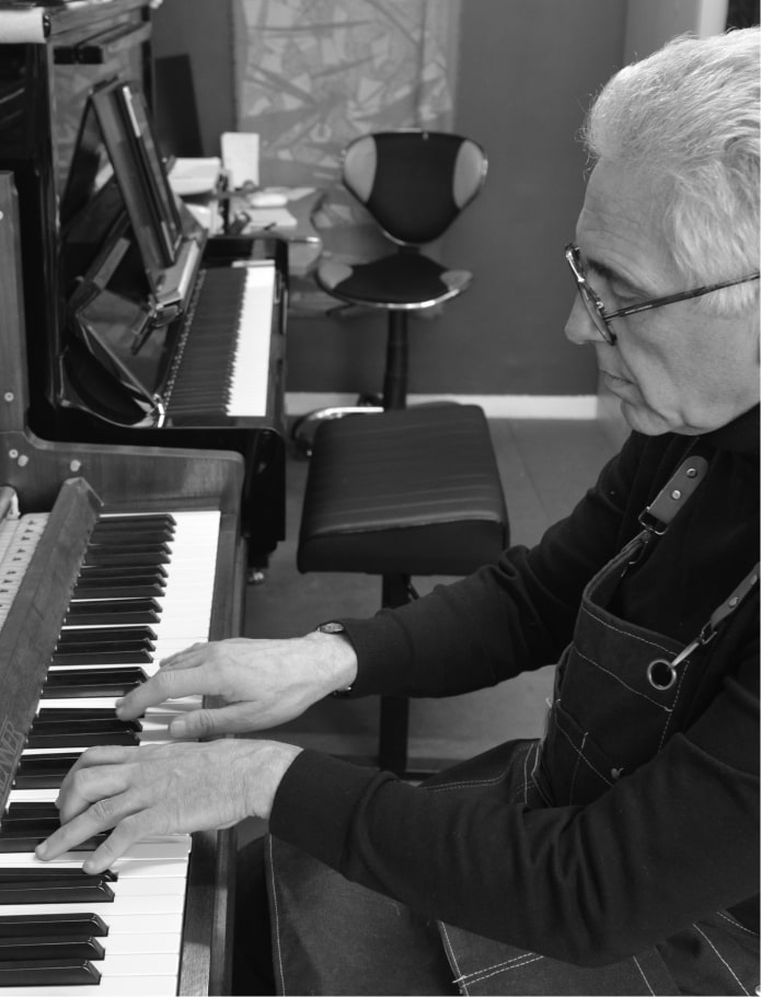 Un homme qui joue du piano.